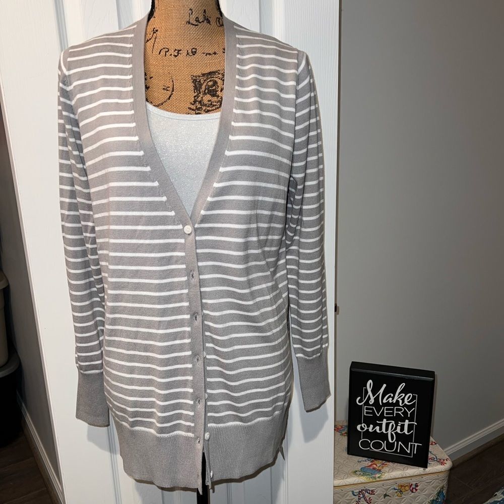 Cardigan - Picture 3 of 10